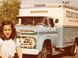 1969 - חיה באור ודורית פינצוק. ברקע משאית תנובה
