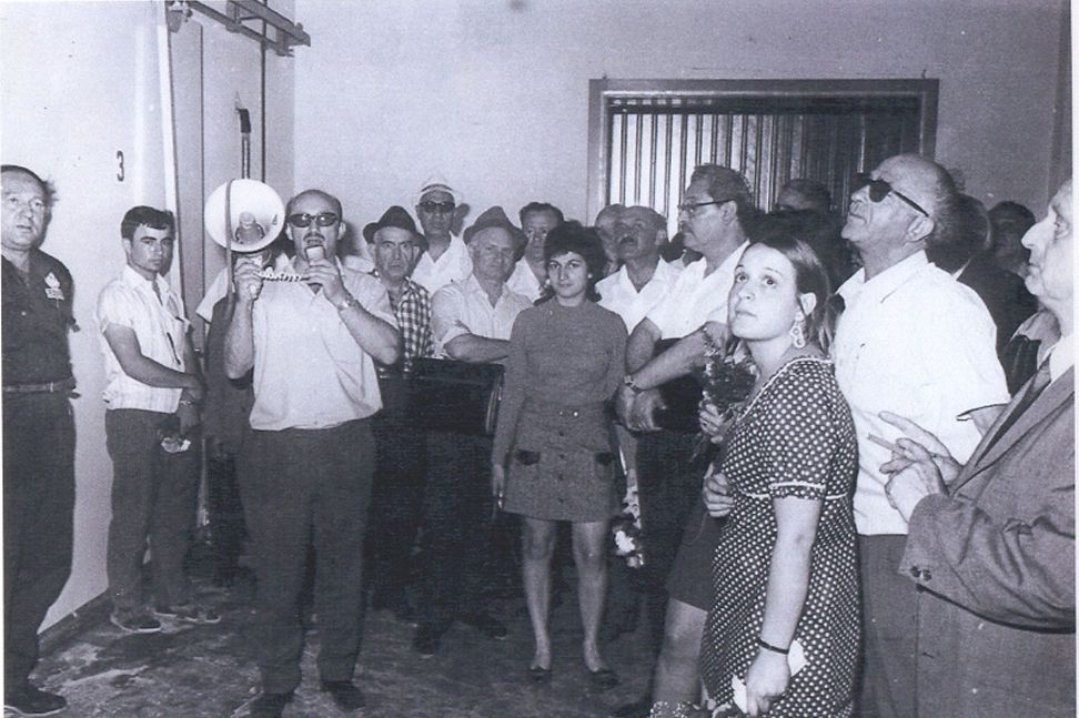 1964 - פתיחת המחלבה. מחזיק את המגאפון: מרדכי זילברשטיין, מנהל מחוז ירושלים