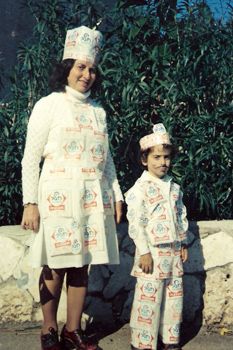 פורים 1976 - שי ואמא מתחפשים לחלב תנובה