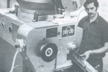 1982: מכונה לייצור גבינות דמויות נקניקים במחלבת תל יוסף