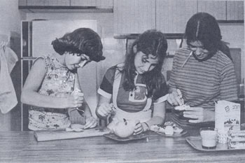 1987: קייטנת בישול לילדים במרכז ההדרכה בחיפה.