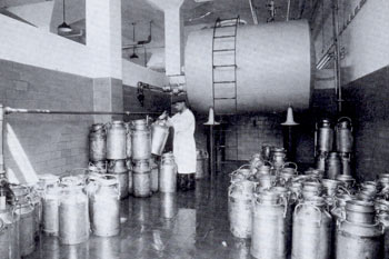 1936: הנהלות מחוזות ת"א וחיפה מגיעות להסכם שיווק משותף של החלב.