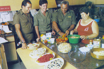 1985: אנשי המזון בצה"ל עוברים סדנאות מיוחדות במרכזי ההדרכה של תנובה.