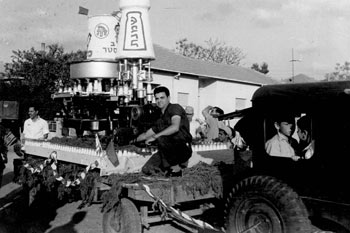 1958: תוצרת תנובה במצעד האחד במאי.