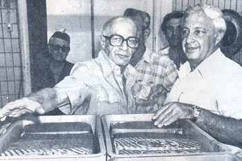 1978: שר החקלאות אריאל שרון מסייר במחלבת תל יוסף, בליווי המנהל  חנן בלבן.