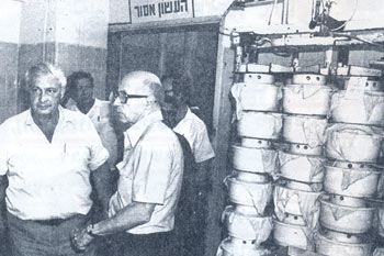 1978: שר החקלאות אריאל שרון מסייר במחלבה, בליווי המנהל חנן בלבן.