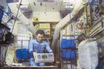 1997 - פרסומת ראשונה בחלל