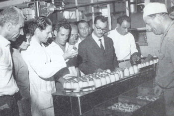 1960: ביקור משלחות במחלבת תל אביב.