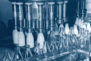 1973: סוף עידן בקבוקי הזכוכית בתנובה. 