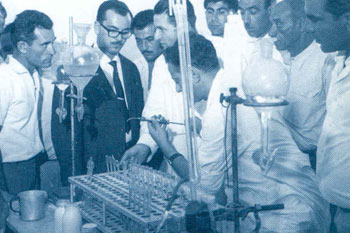 1960: מעבדת בקרת האיכות במחלבת תל אביב.