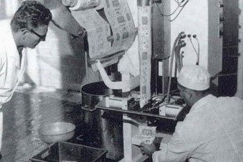 1967: ניסיון ראשון למילוי חלב בשקיות, מחלבת תל אביב.