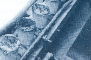 תחילת שנות ה-70: אריזת שמנת בגביעי פלסטיק עם מכסה אלומיניום דק, מחלבת תל אביב.