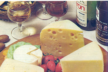 שנות ה-70: תנובה מובילה את אופנת ערבי גבינות ויין.