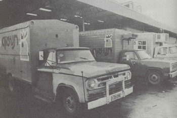 שנות ה-70: צי משאיות תנו עוף.