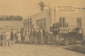 סוף שנות ה-20: חלבנים וכדי חלב במחלבת תל אביב.